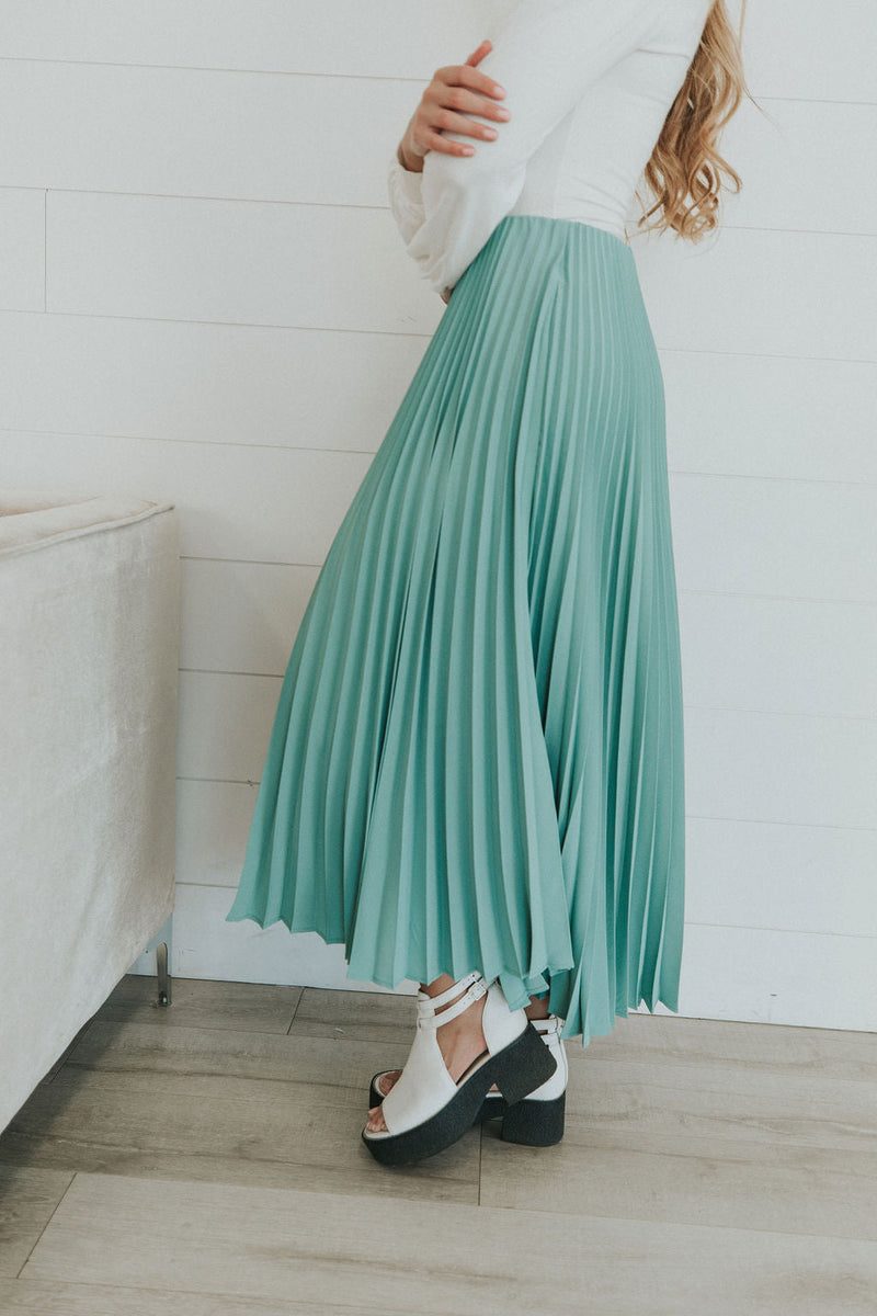 Perfect View Pleated Skirt