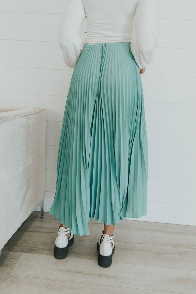 Perfect View Pleated Skirt