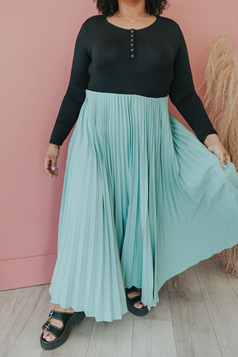 Perfect View Pleated Skirt