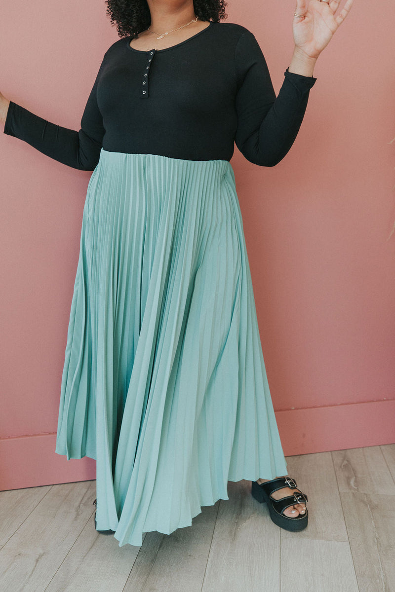 Perfect View Pleated Skirt