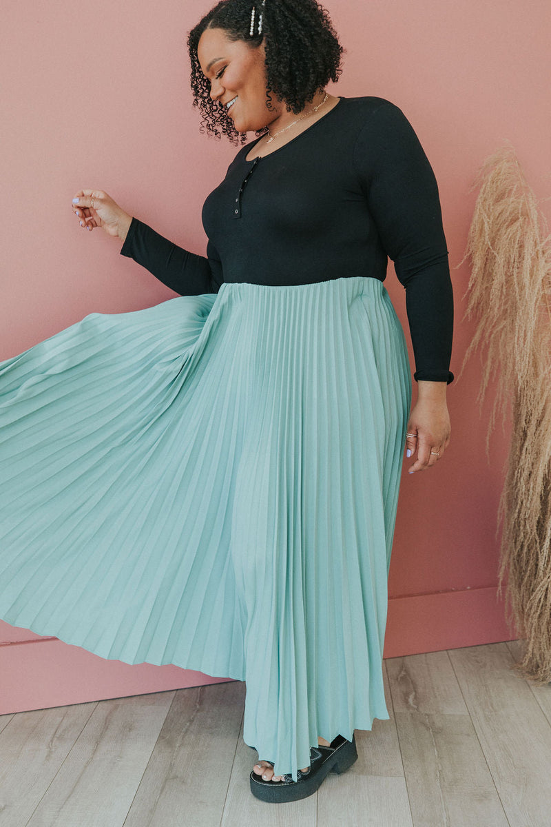 Perfect View Pleated Skirt